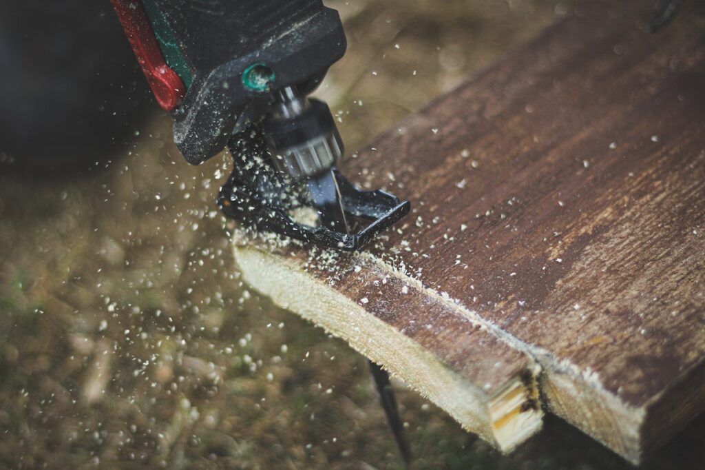 how to use cutting saw with wood