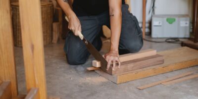 how to use cutting saw with wood
