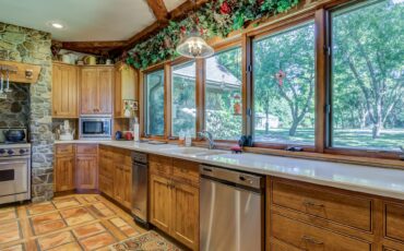 how to decorate kitchen windows